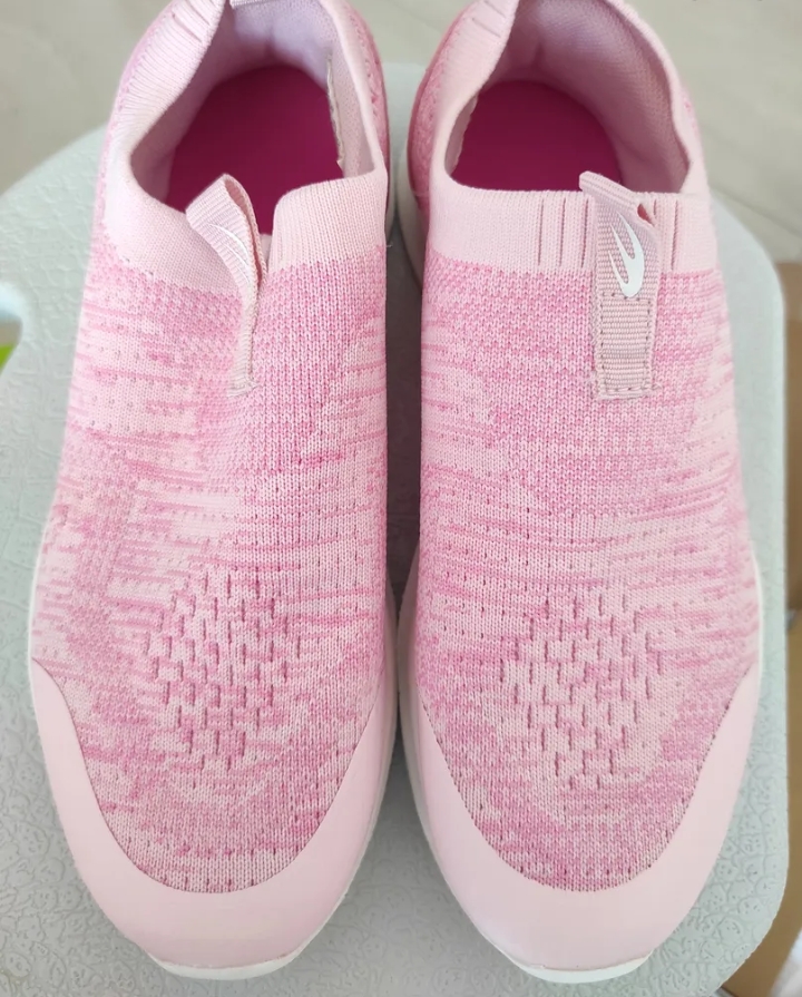 حذاء رياضي لون بينك