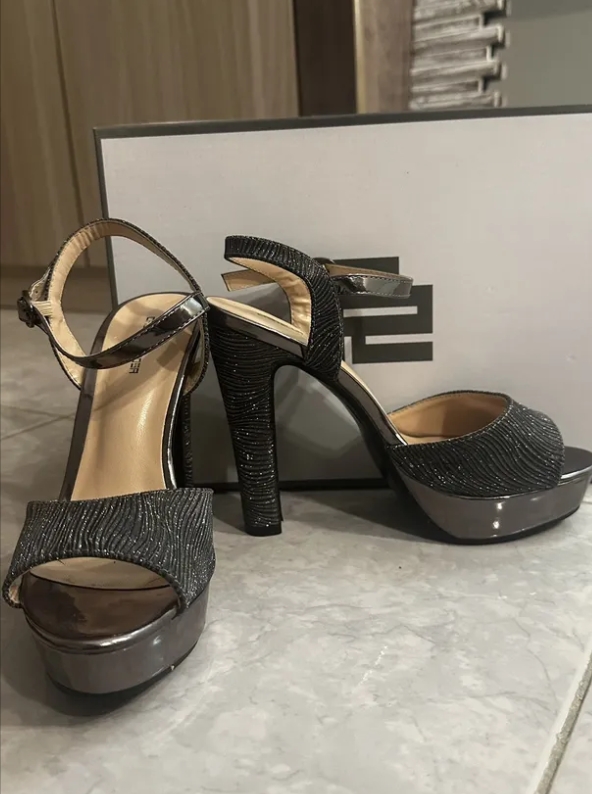 كعب مع شنطة مناسبات