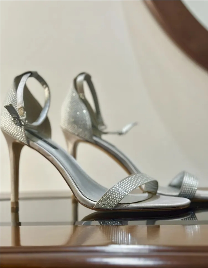 نعال فضية مع كعب