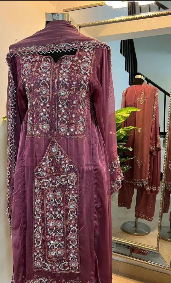 للبيع لبسات بلوشيه ملبوسه مرتين