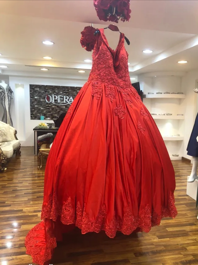 فستان احمر ملكي