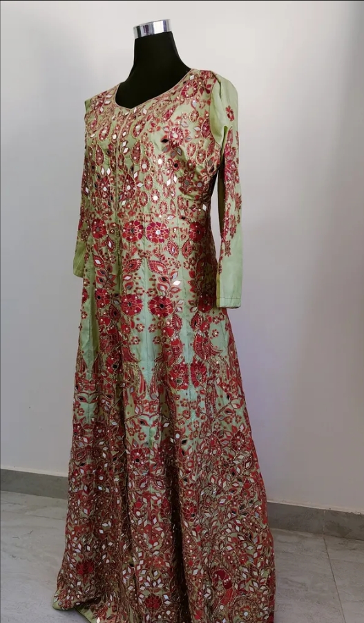 فستان مذهل بنقوش و مرايات