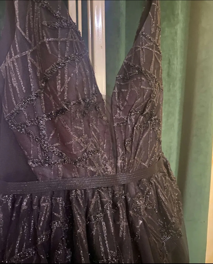 للبيع فستان
