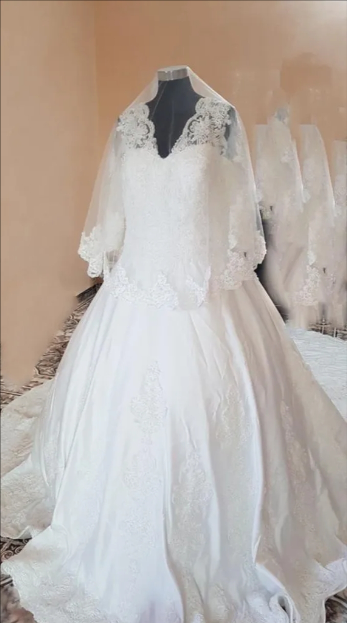 فستان للبيع