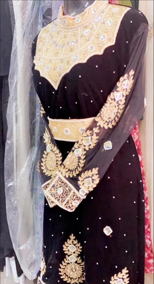 عماني مطور طويل من الخلف