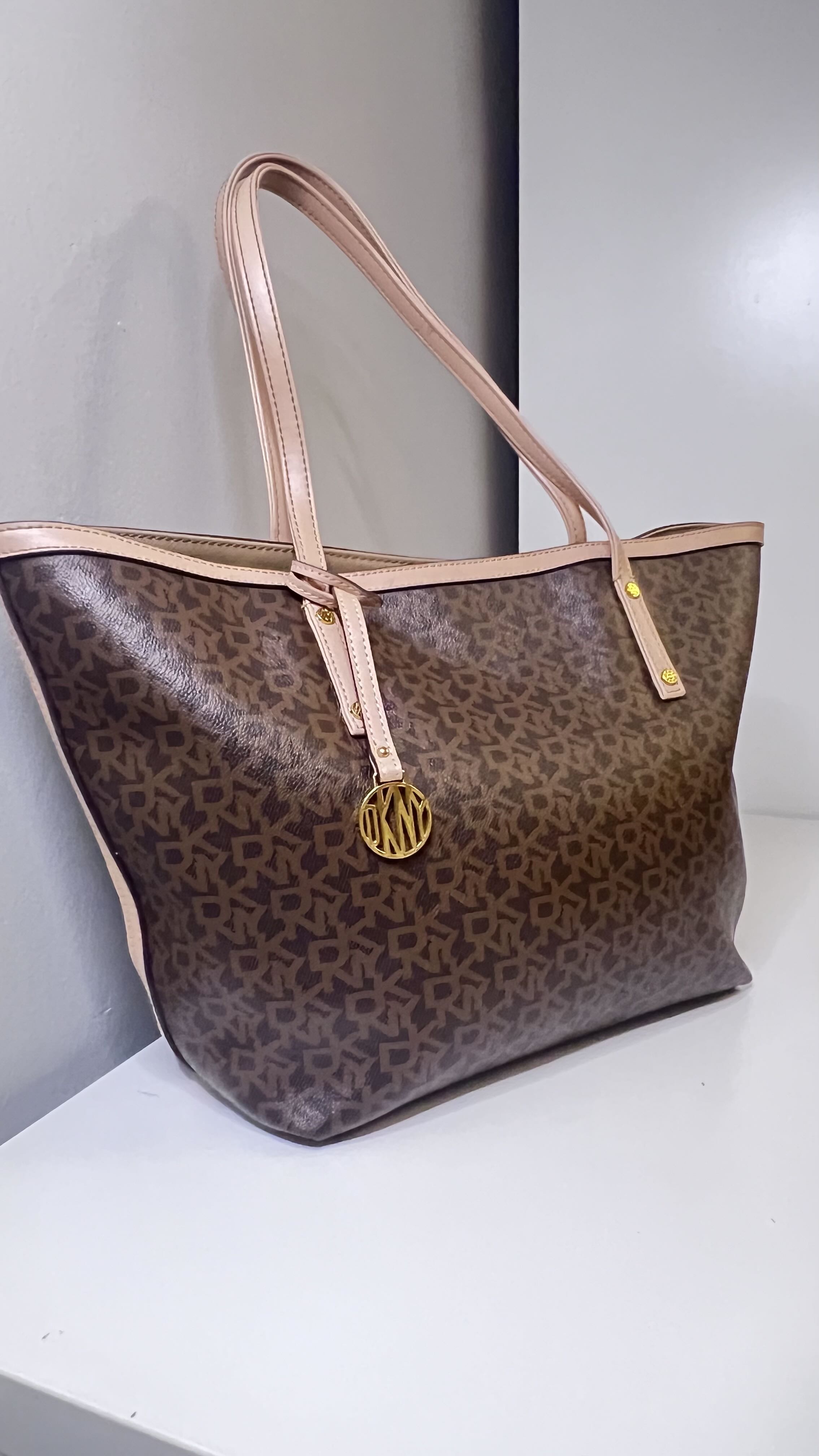 شنطة DKNY الاصلية