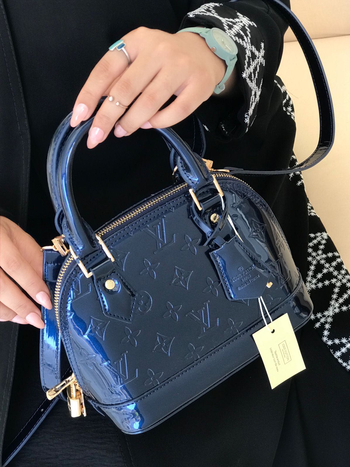 عندي افضل العروض??حياكم شنط نسائيه