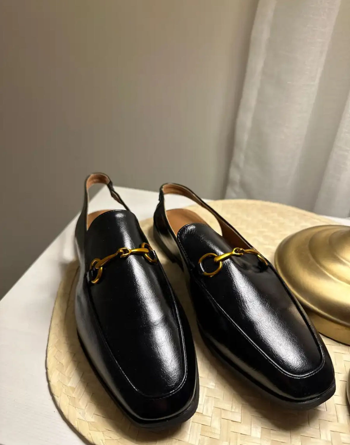 صندل ، حذاء اسود