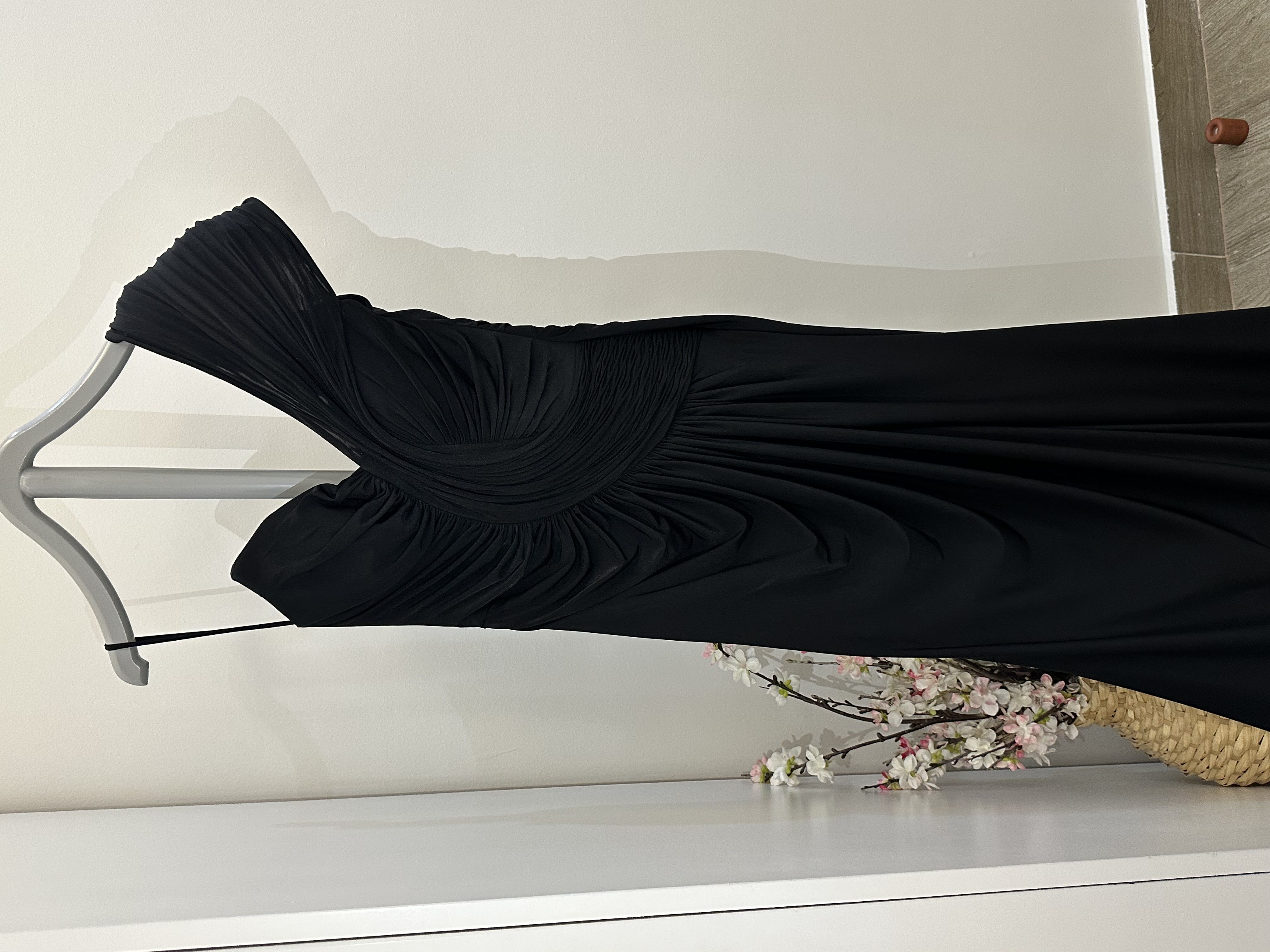 فستان اسود للبيع