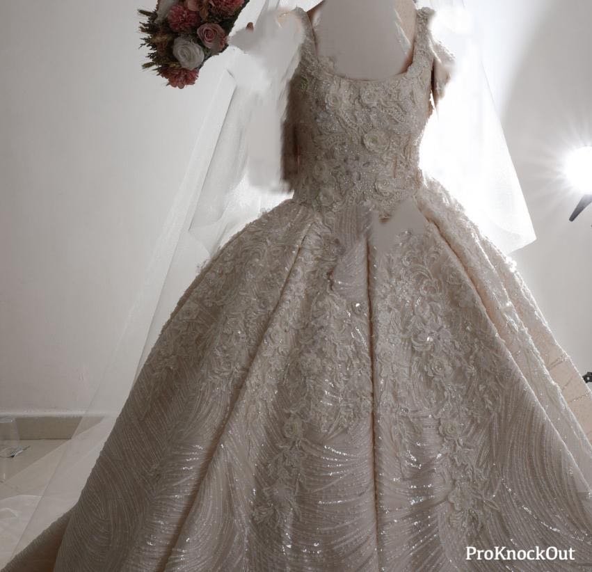 فستان عروسة مع ملحقاته