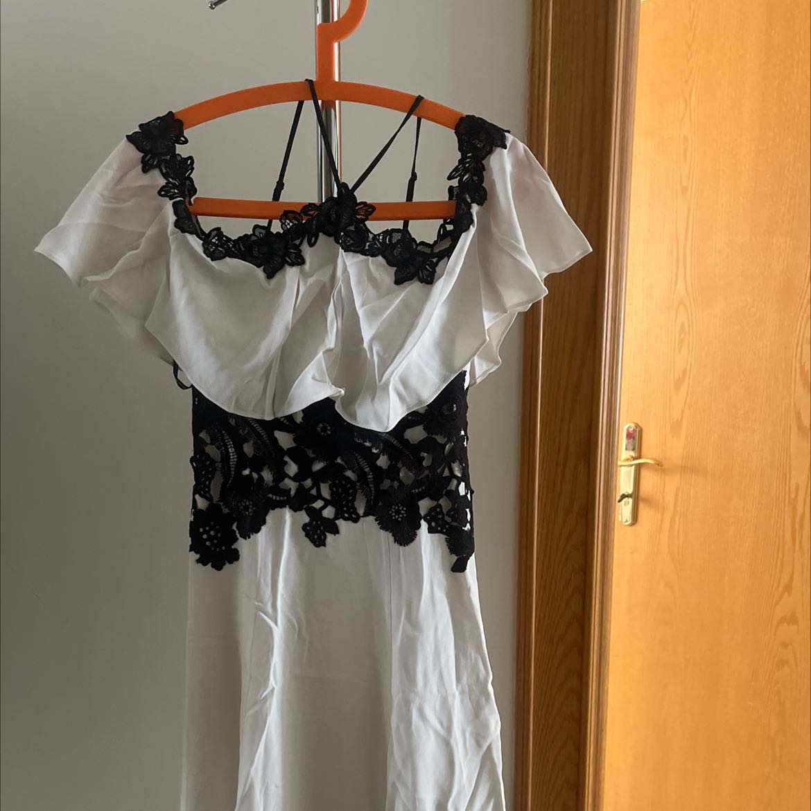 فستان ابيض مع دانتيل اسود