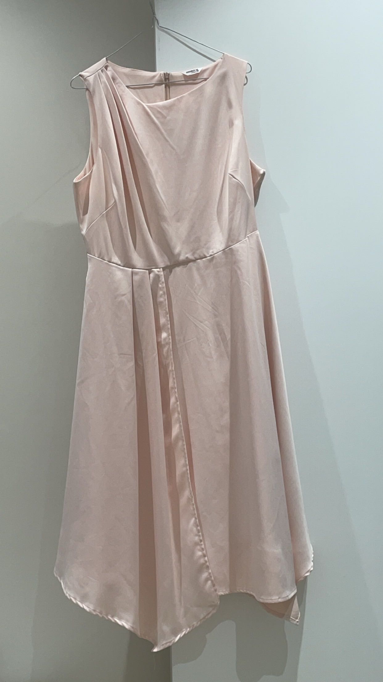 فستان سهره ناعم غير مستخدم