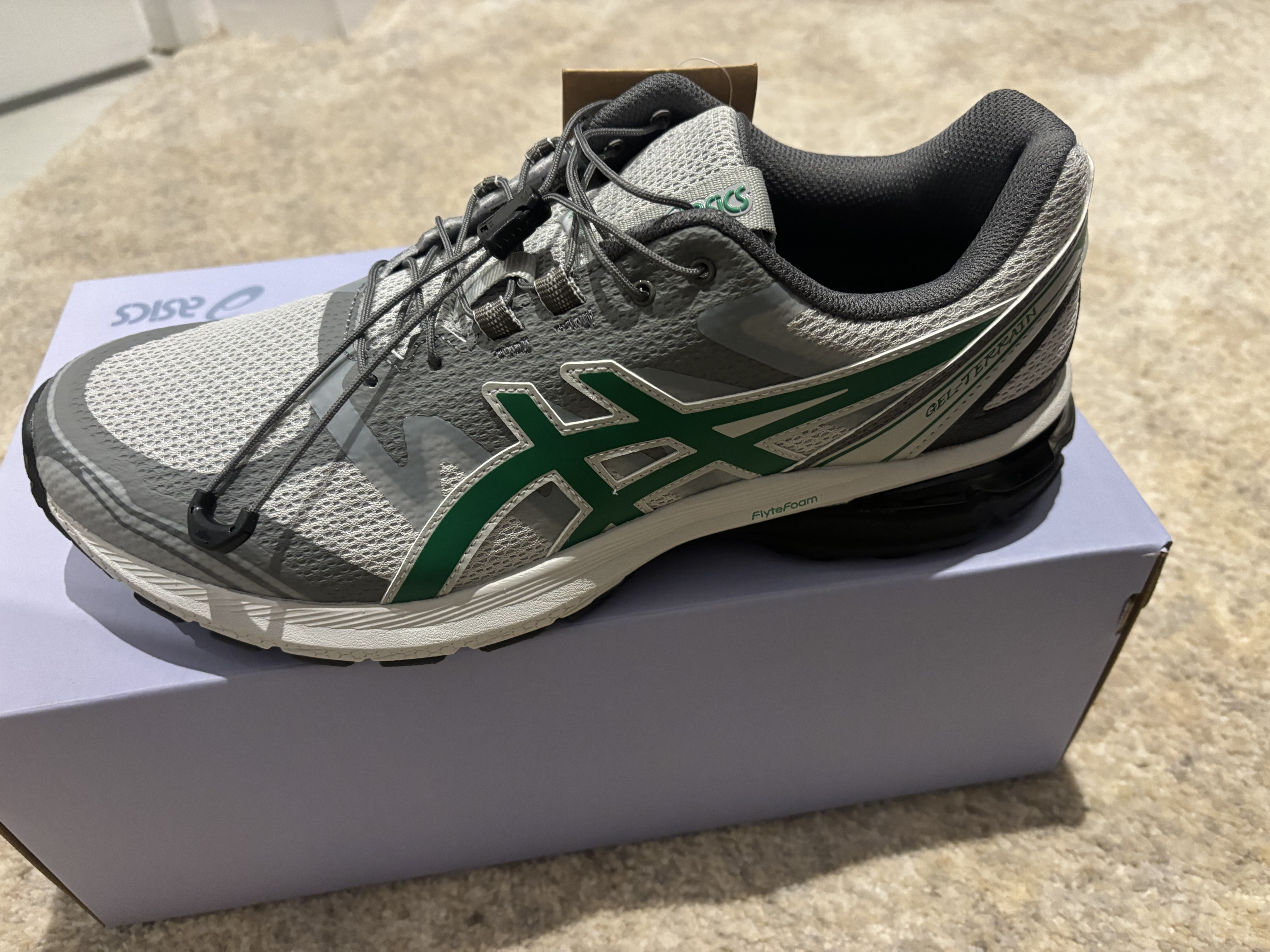 حذاء رياضي جديد لم يستخدم