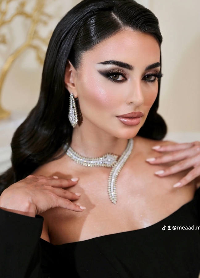 الاسود يليق بها 🖤🖤