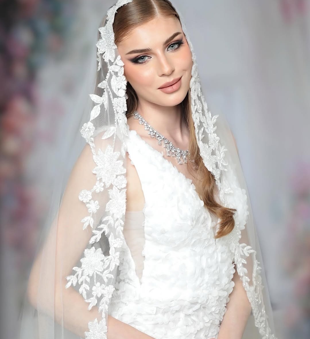 عروسة اليوم.. ملكة العمر."
💄