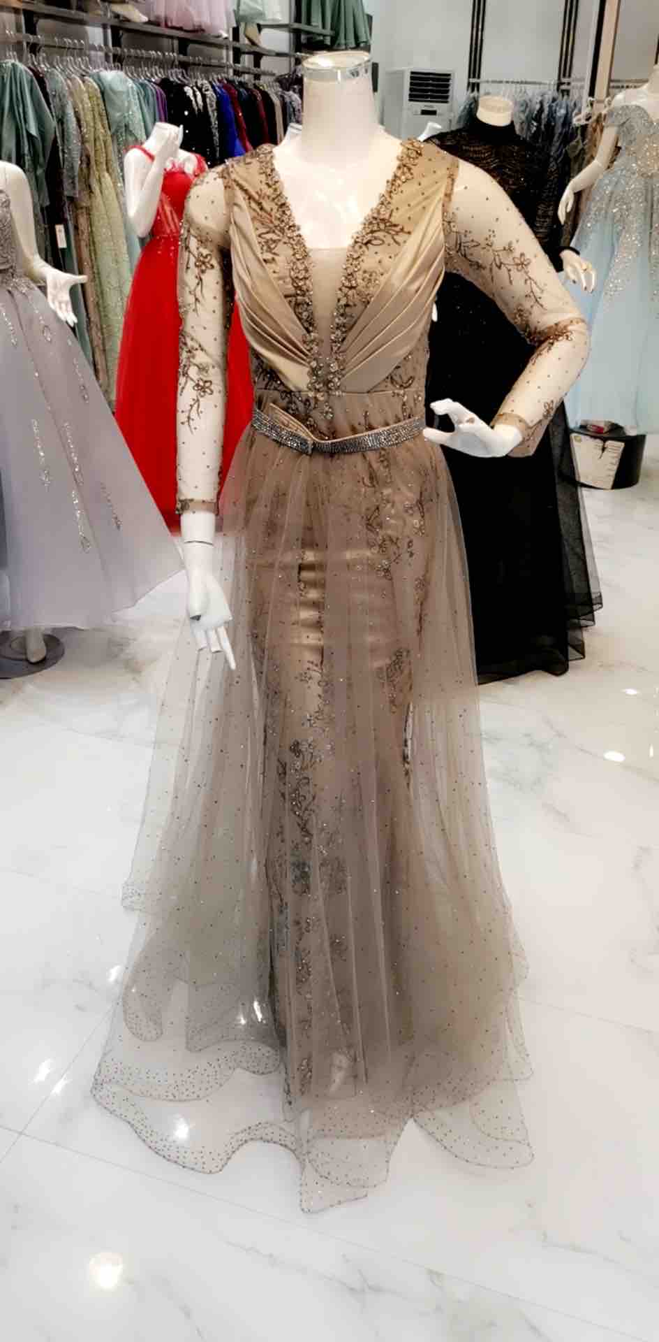 فستان للبيع نظيف جدا