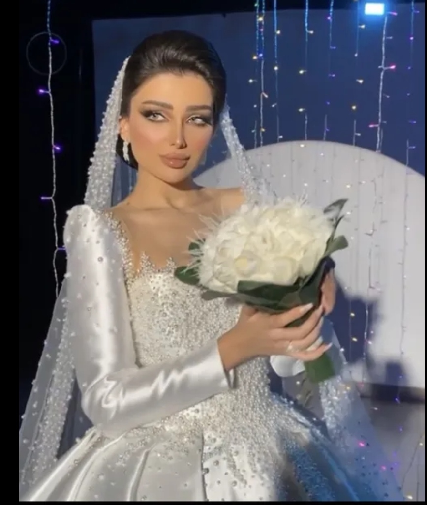 الفستان راقي جدًا للبيع