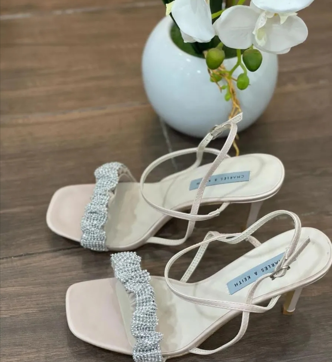 حذاء نسائي أنيق جديد