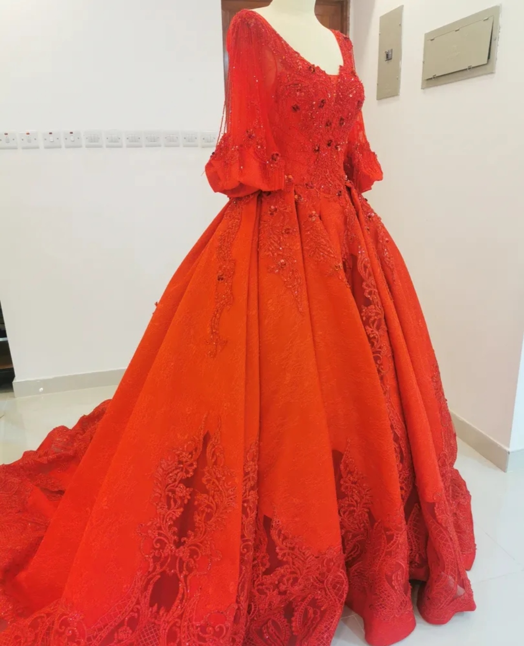 فستان خطوبة ملكي للبيع