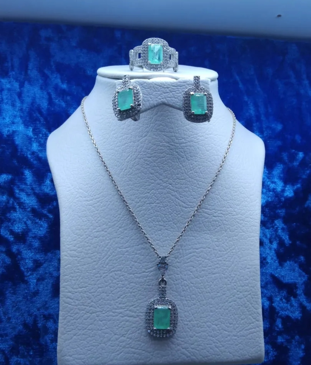 طقم فضة رائع بحجر الزمرد