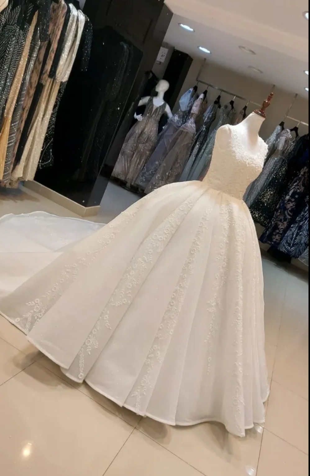 فستان عرس أبيض فخم مستعمل