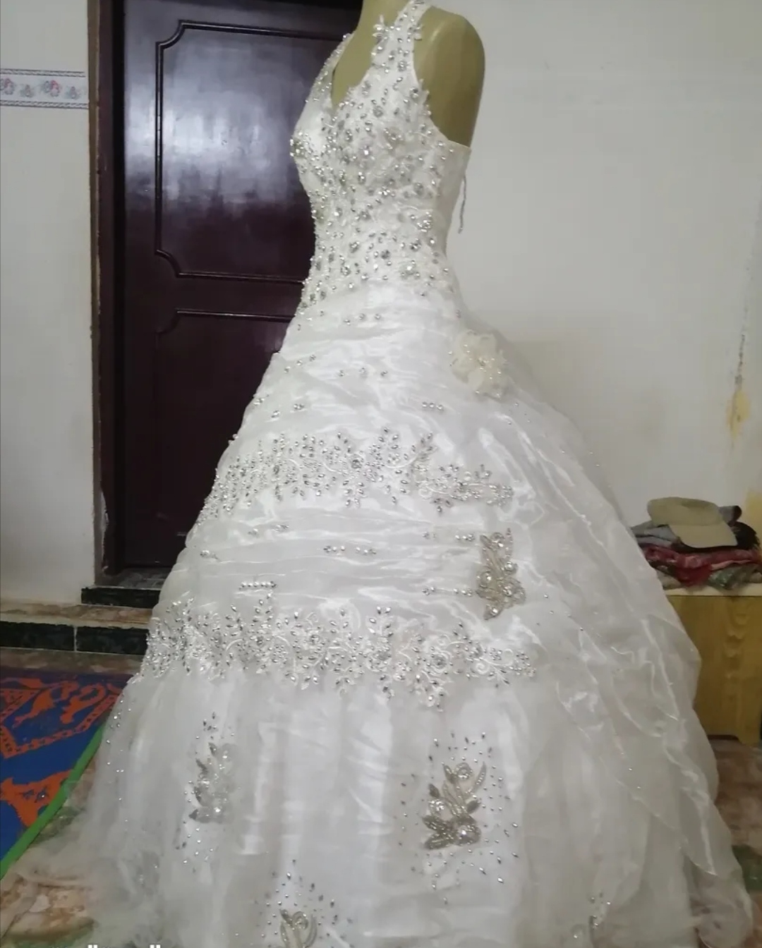 6فساتين زفاف للبيع جميعها