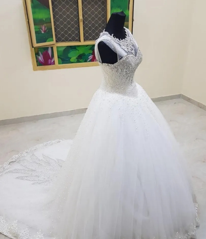 فستان أفراح مع الطرحة