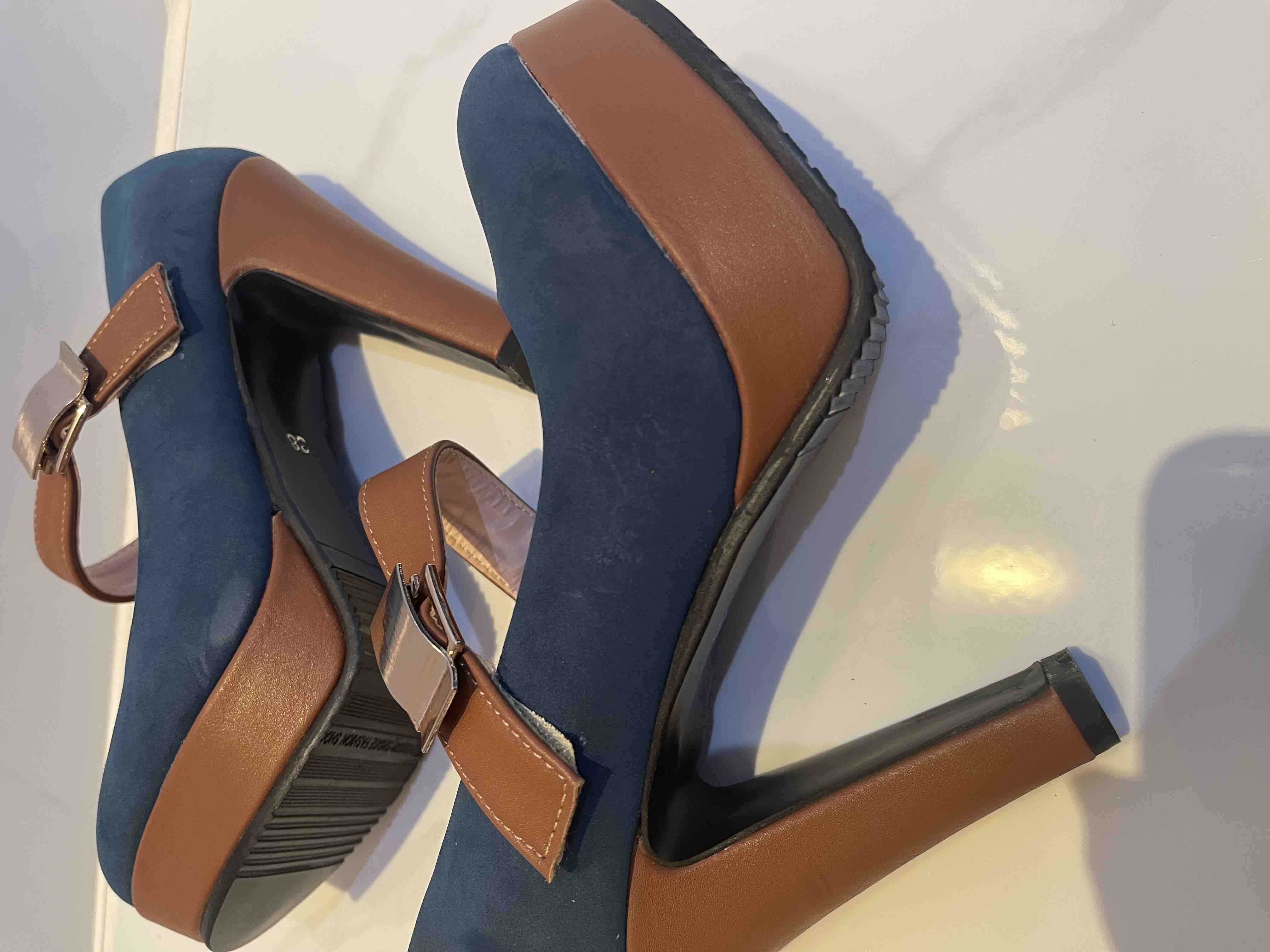 حذاء كعب عالي مقاس ٣٨