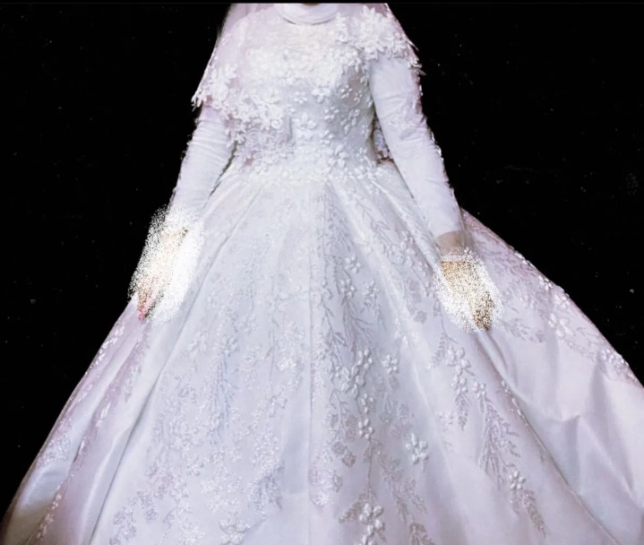 فستان فرح مع التاج