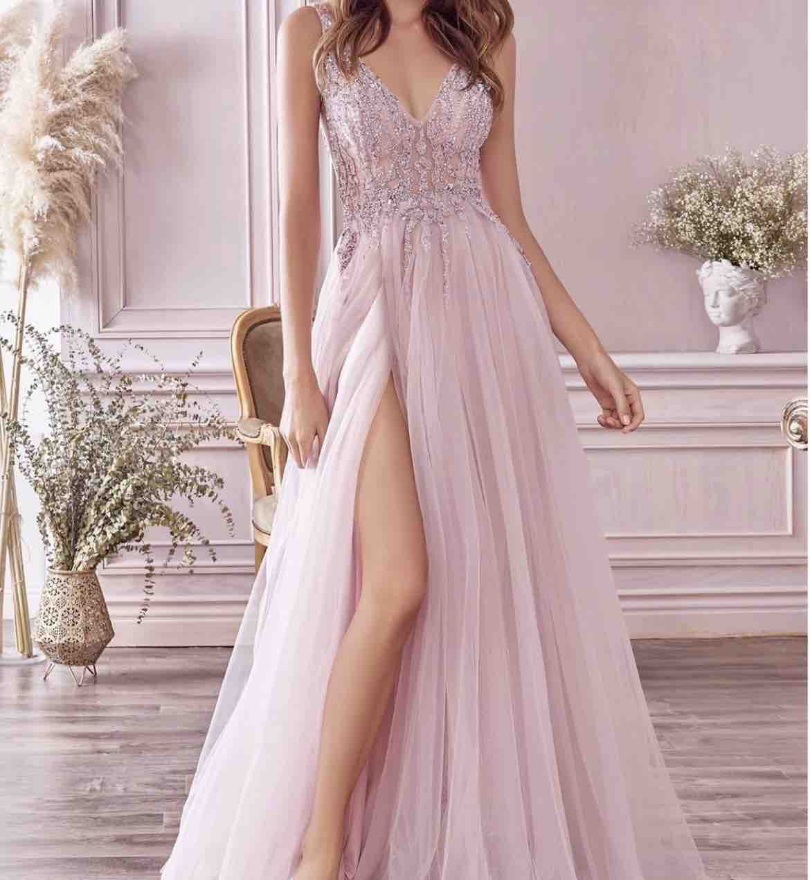 فستان ملكه استخدام مره وحده