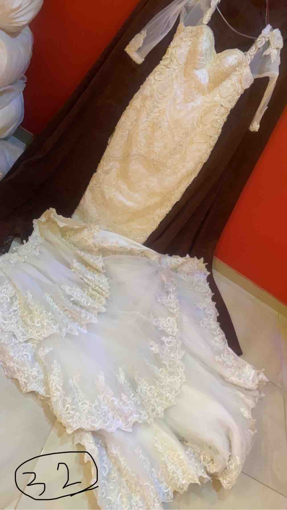 فستان زفاف بذيل تركيب وطرحه