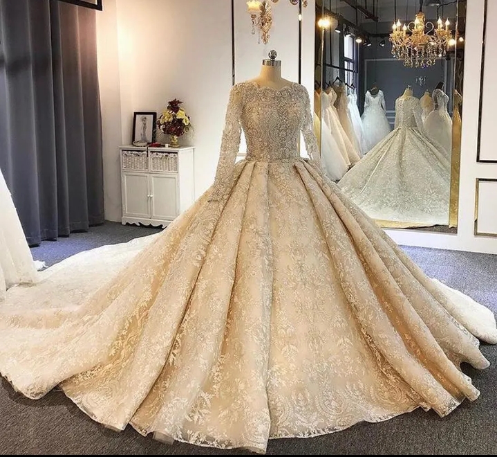 فستان زفاف راقي للبيع