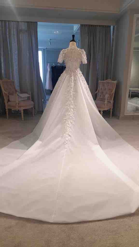 فستان زفاف تصميم عدنان أكبر