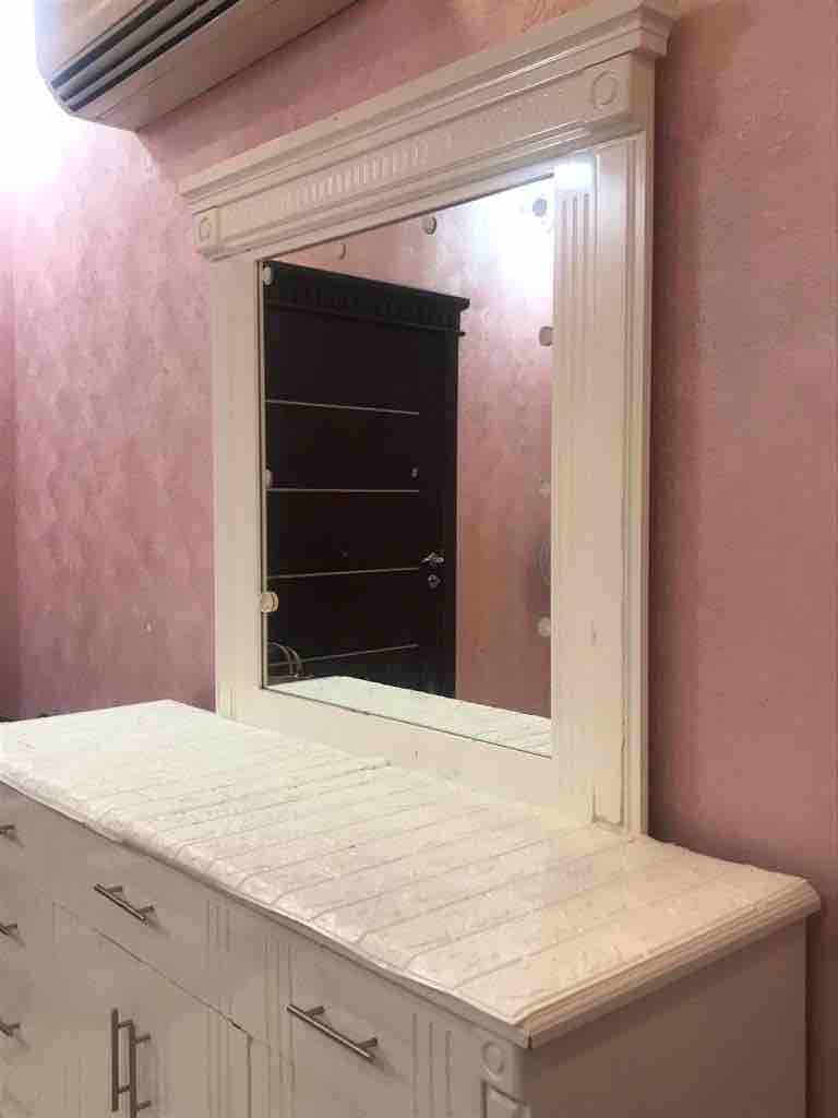 تسريحة مع كرسيها