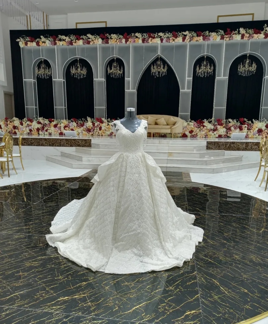 فستان عروس مع طرحه ومغربيه