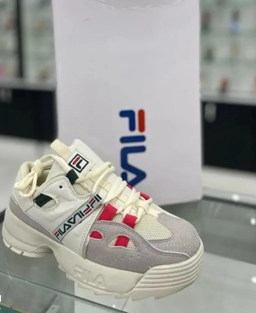 حذاء ماركة فيلا