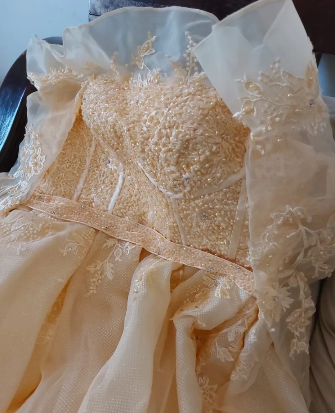 فستان زفاف بتصميم ناعم و مميز