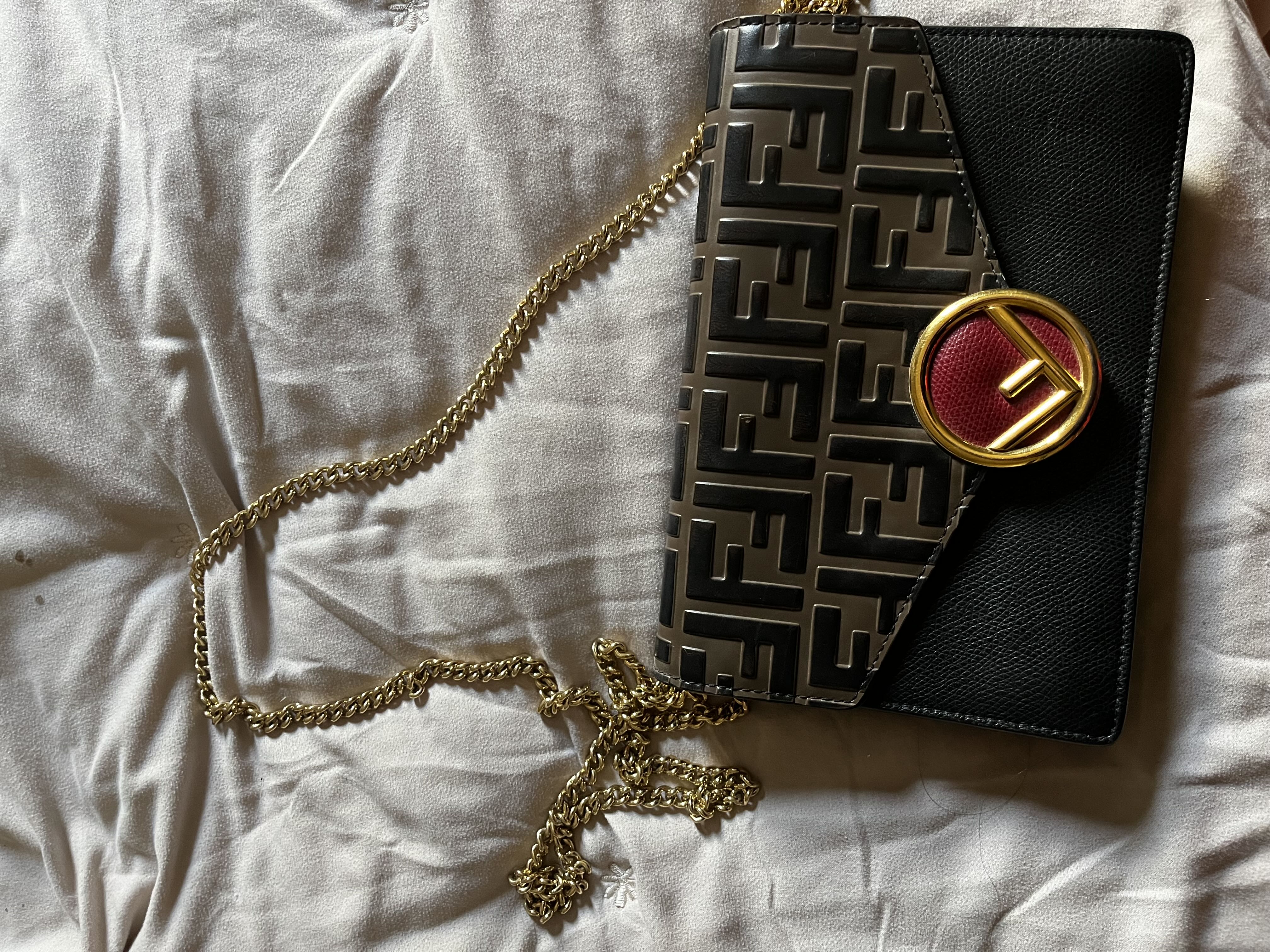 شنطة فندي كروس شبه جديده